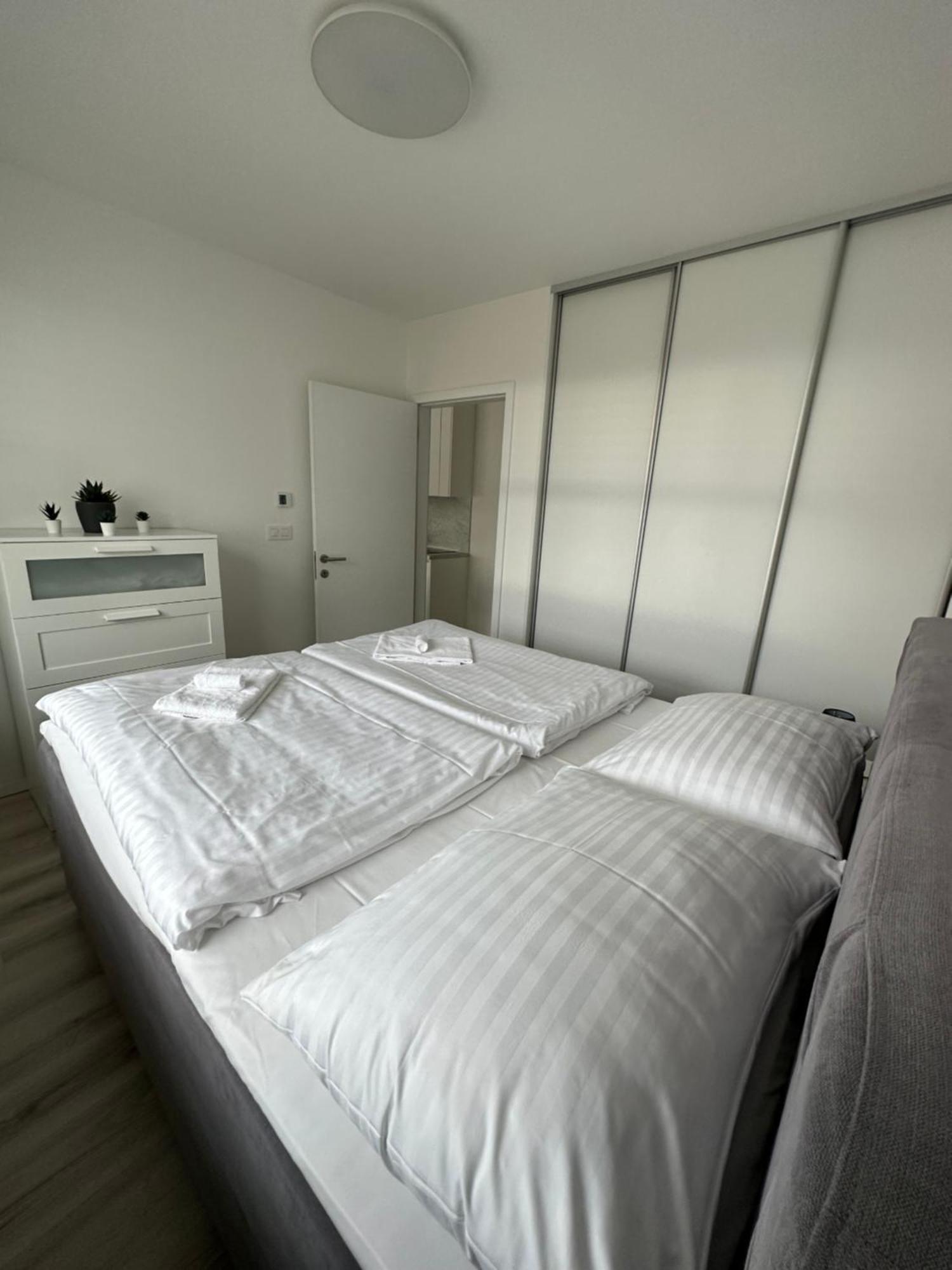 Ein Park Apartment With Free Parking Bratislava Luaran gambar